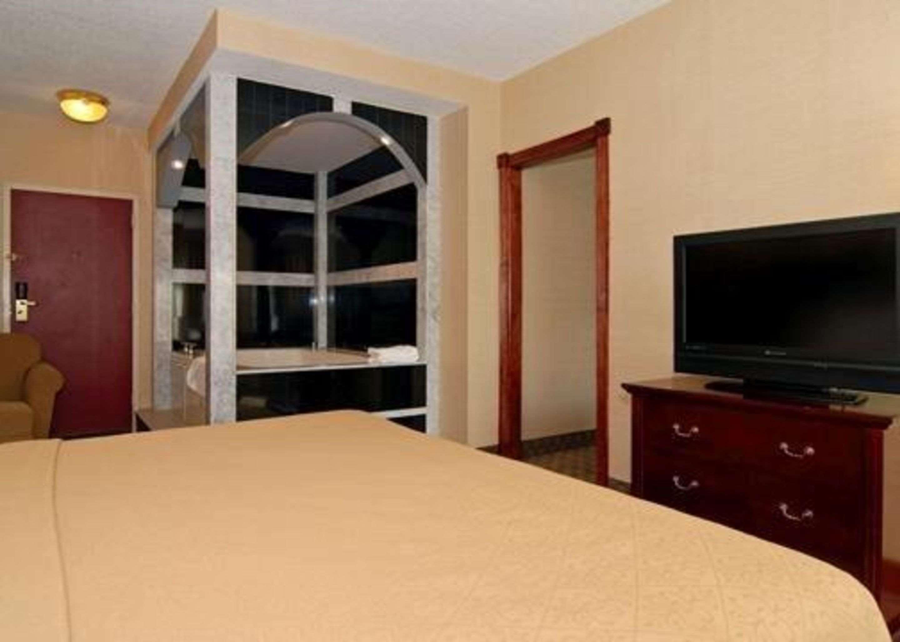 Quality Inn & Suites Bensalem Luaran gambar