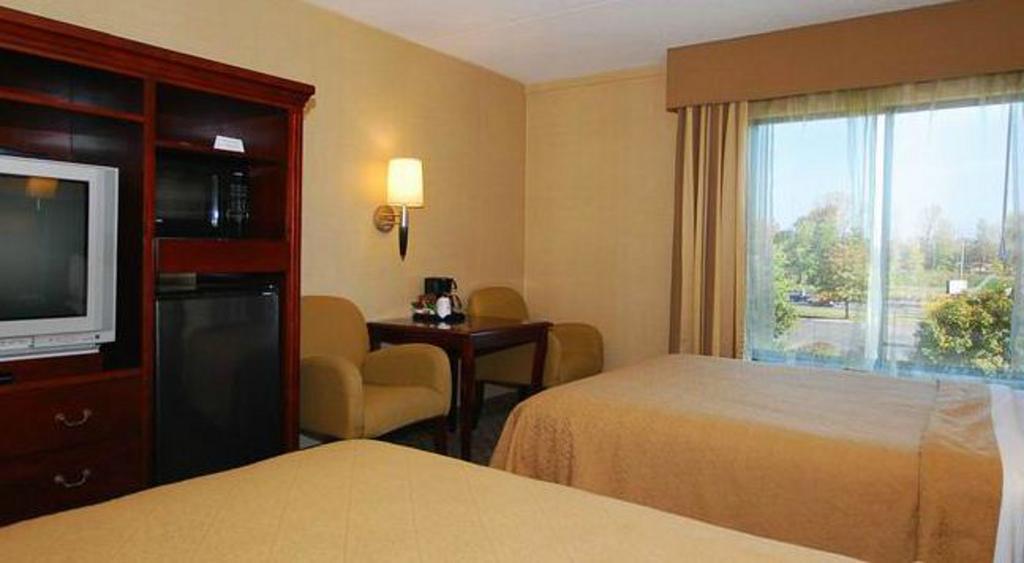 Quality Inn & Suites Bensalem Luaran gambar
